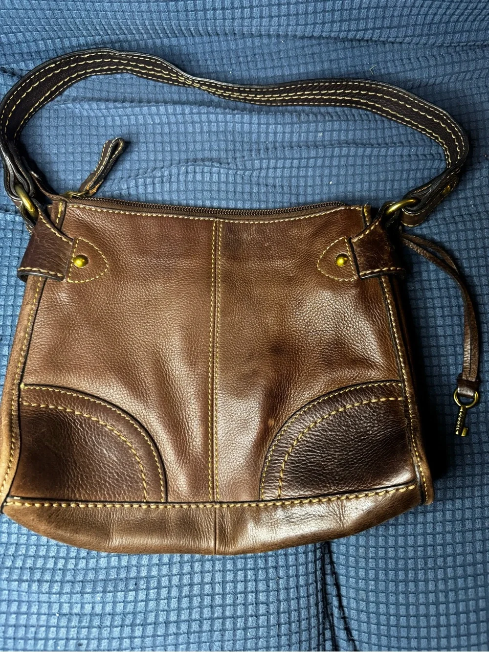 Vintage Fossil leather shoulder purse, specifically Model 75082